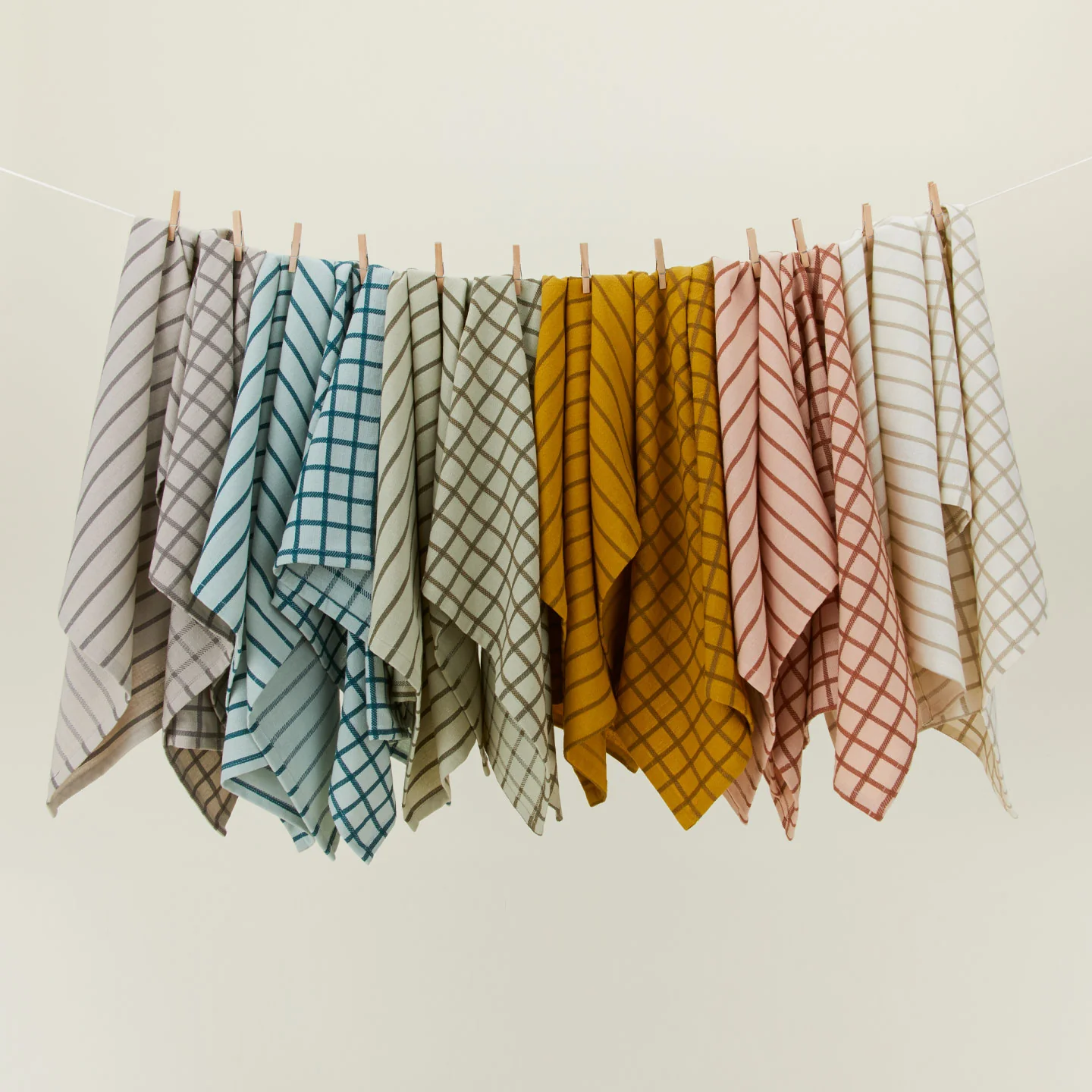 Essential Yarn Dyed Dish Towel, Set of 2 - Light Grey/Dark Grey - Image 4